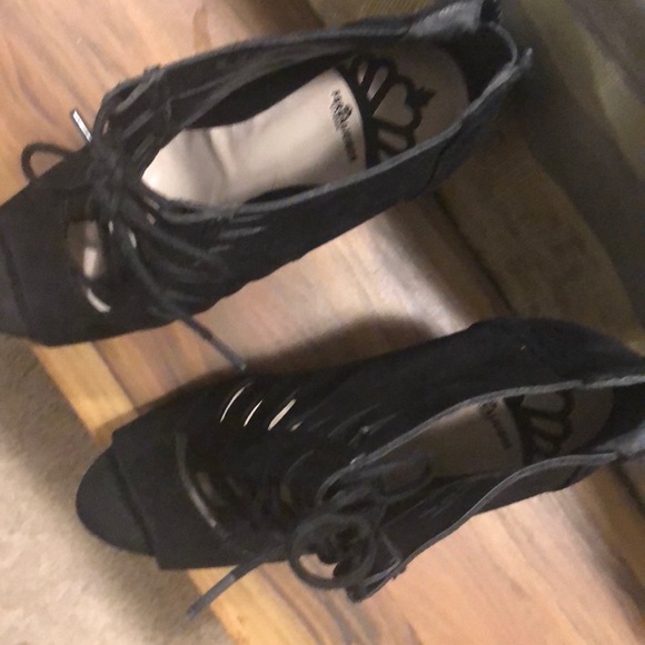 Black heels - Picture 3 of 5